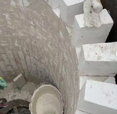 ladrillos refractarios resistentes a los golpes térmicos de alta resistencia ladrillos de corindón mullite para hornos industriales