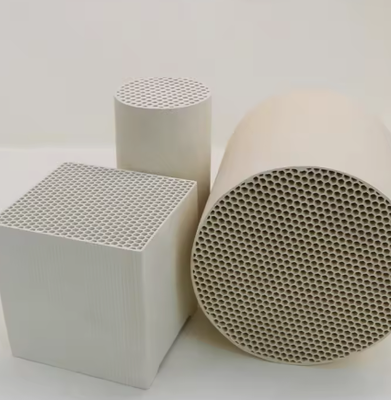 Sustrato de panal cerámico de cordierita y corindón de alta eficiencia para catalizador para la purificación de gases residuales orgánicos